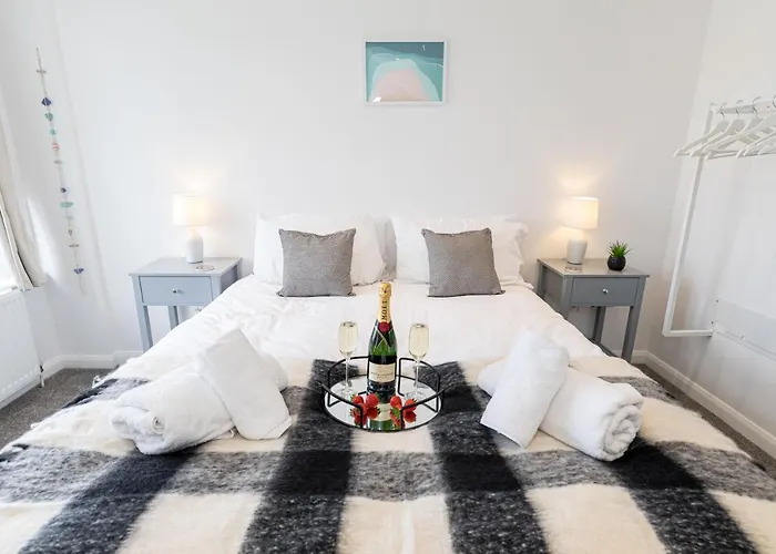 Ocean Breeze - 1 Minute From The Beach - 10 Minute From Bic - Fast Wi-Fi - Smart Tv